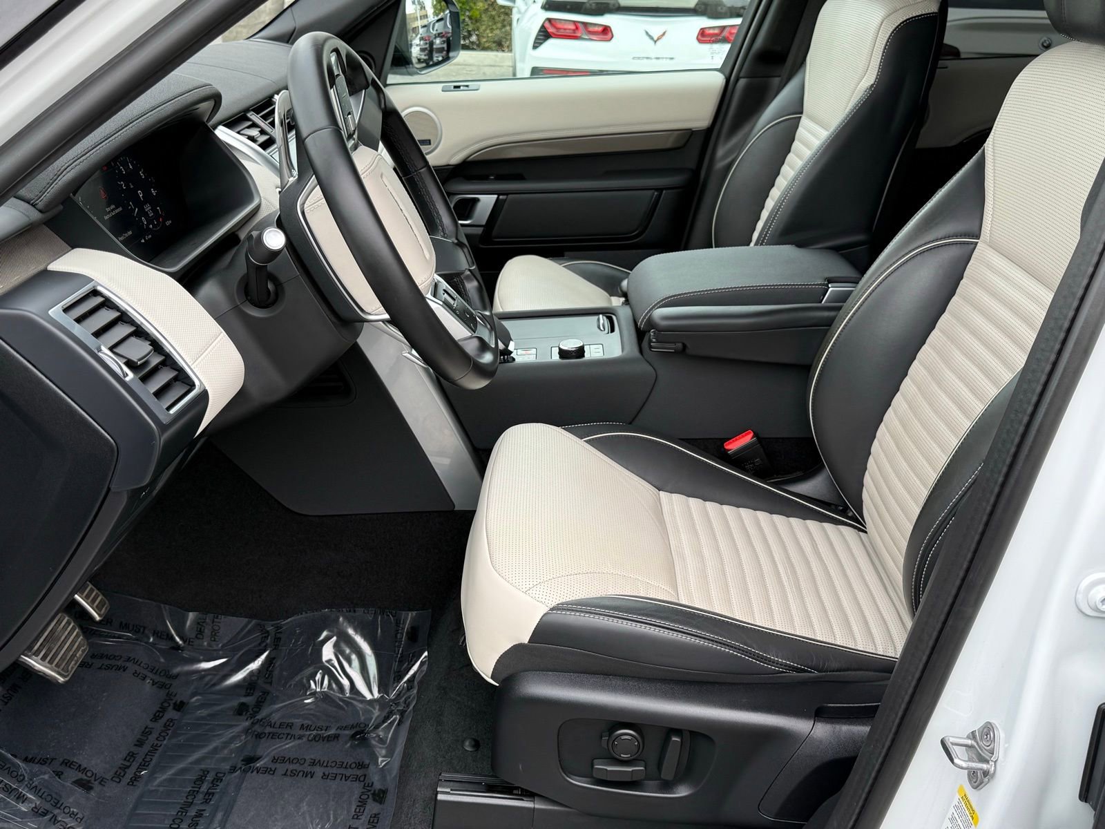 Used 2023 Land Rover Discovery Metropolitan Edition image 21