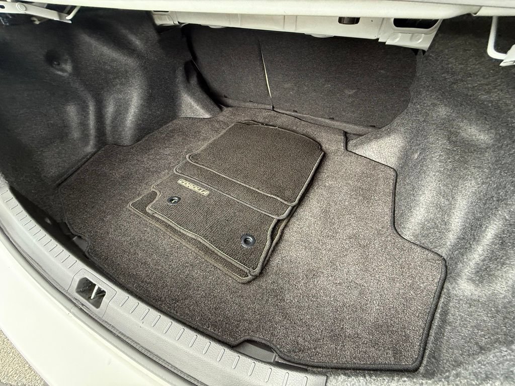Used 2017 Toyota Corolla LE w/ Carpet Mat Package (TMS) FWD image 33