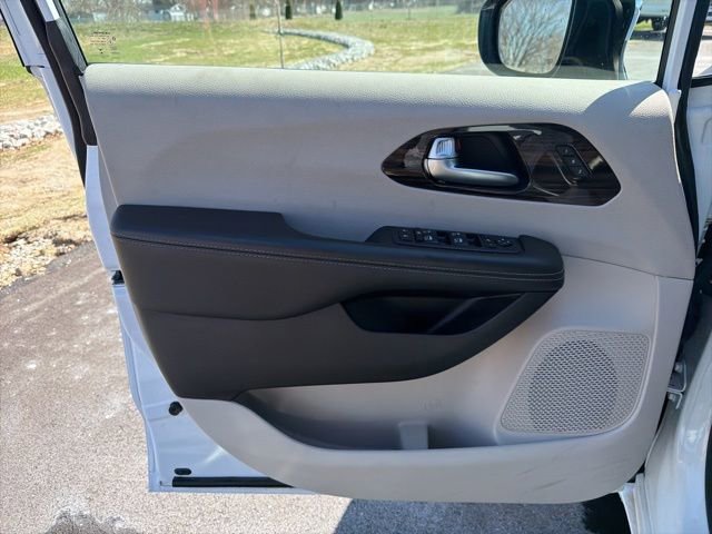 Used 2023 Chrysler Pacifica Limited FWD image 23