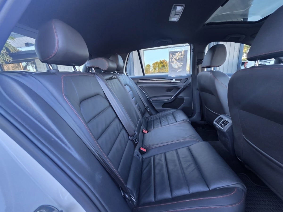Used 2015 Volkswagen GTI SE FWD image 13