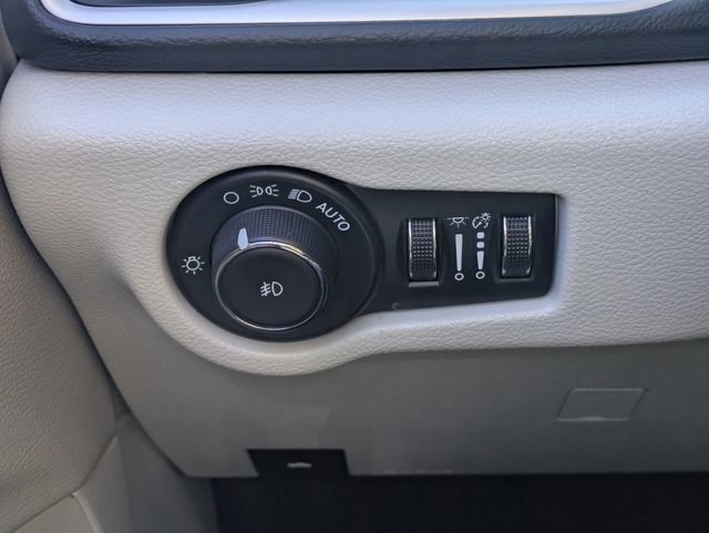 Used 2024 Chrysler Pacifica Touring-L image 24