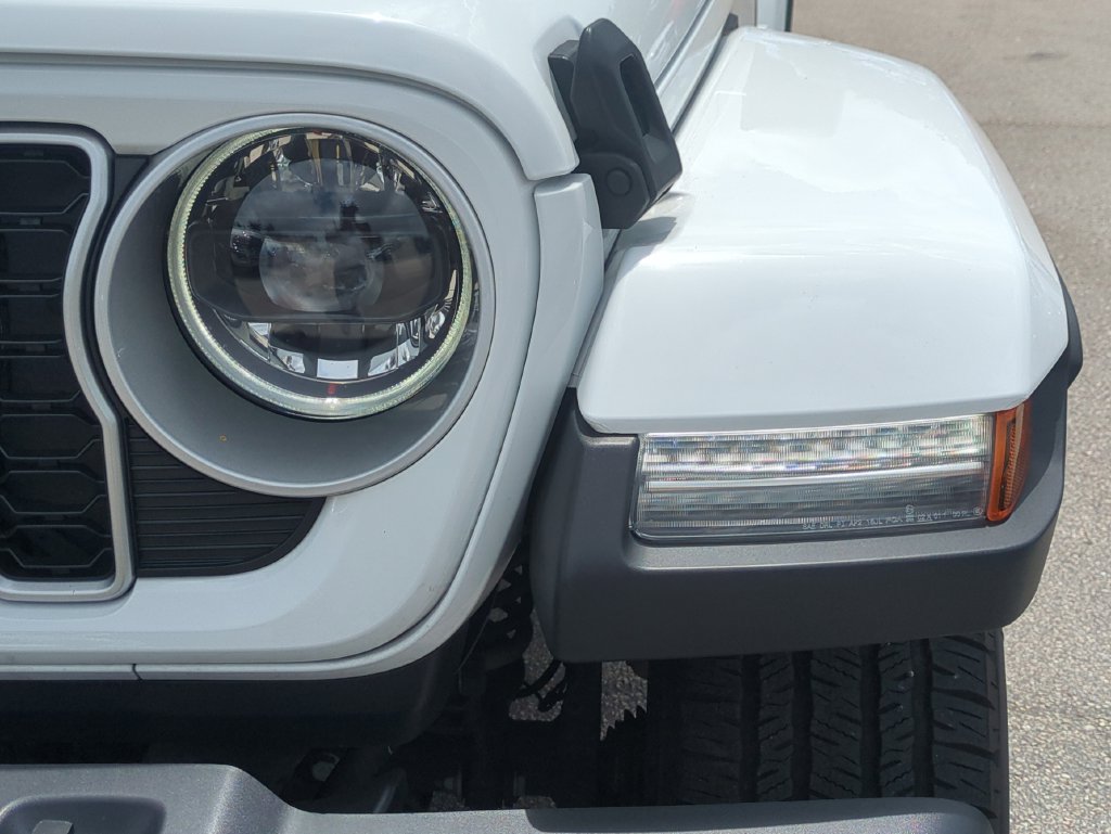 Used 2025 Jeep Wrangler Unlimited Sahara AWD/4WD image 11