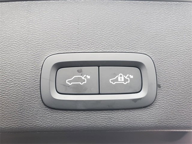 Used 2025 Volvo XC40 B5 Core image 37