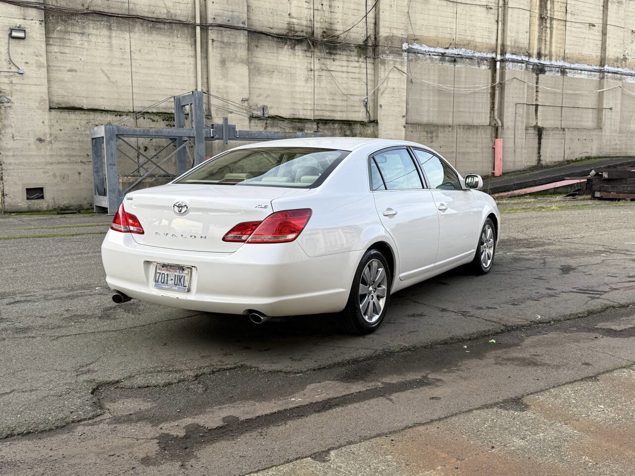 Used 2005 Toyota Avalon XLS image 10