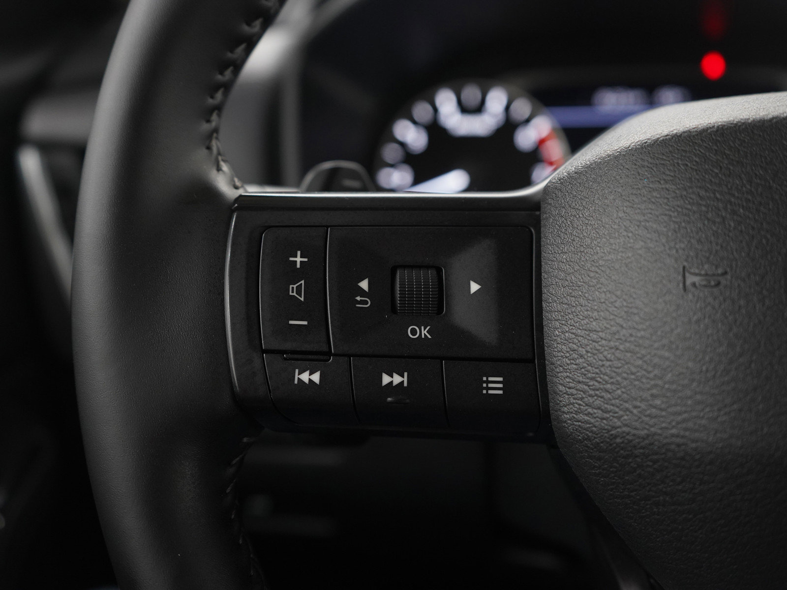 Used 2025 Nissan Rogue SV AWD/4WD image 28