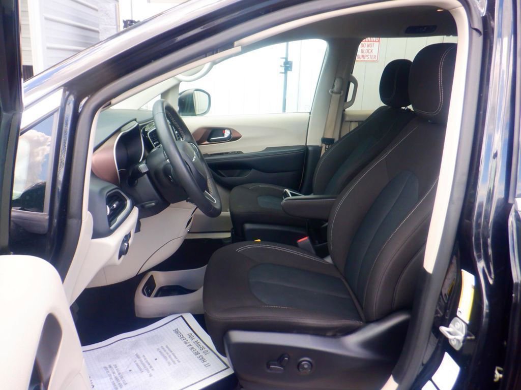 Used 2023 Chrysler Voyager LX image 5