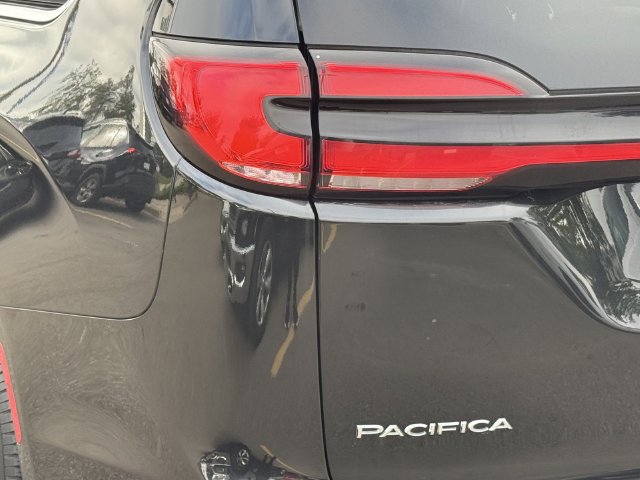 Certified 2024 Chrysler Pacifica Touring-L FWD image 30