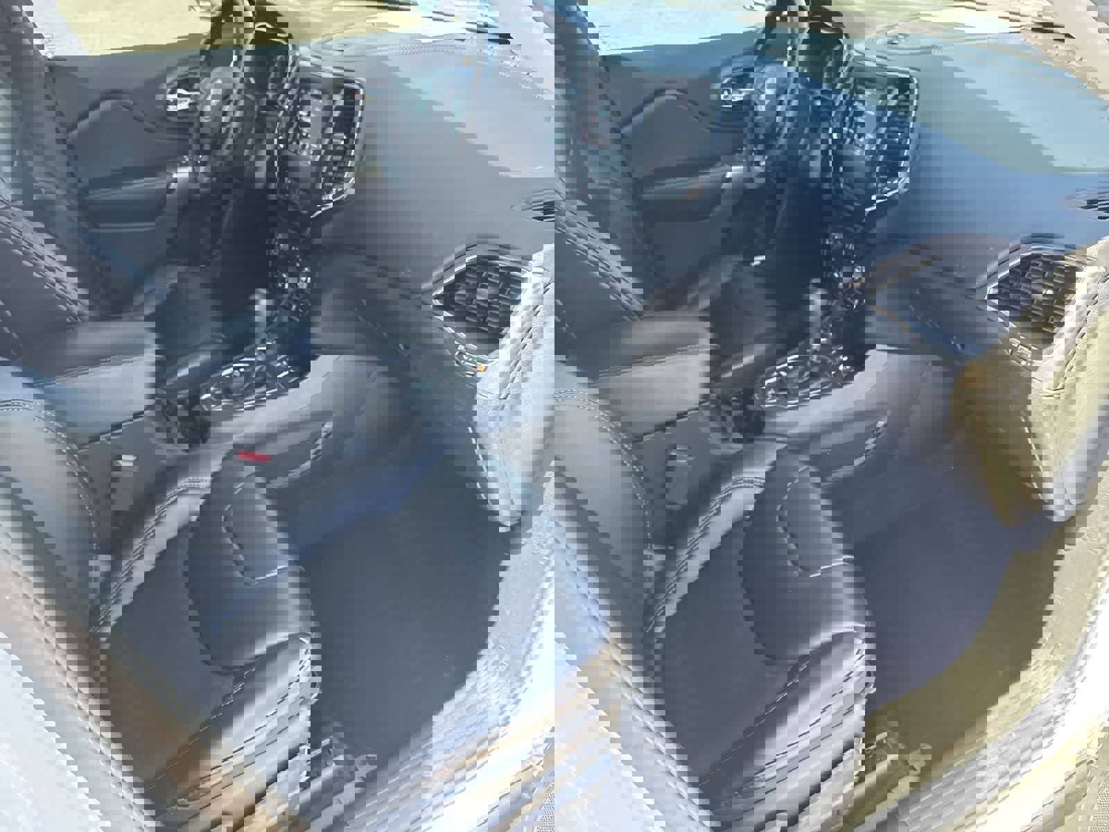 Used 2019 Jeep Cherokee Latitude Plus w/ Cold Weather Group image 11