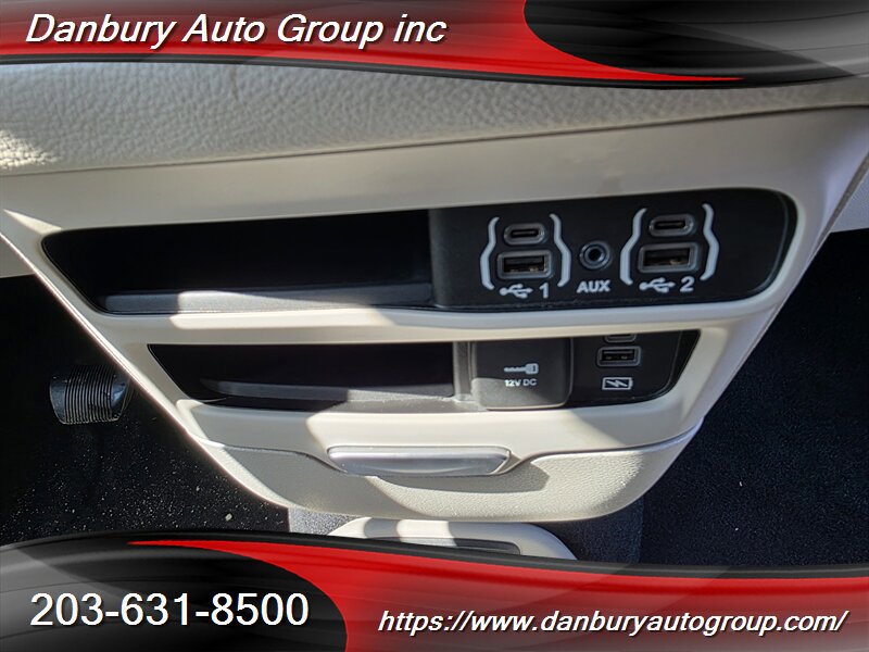 Used 2022 Chrysler Pacifica Touring-L FWD image 11