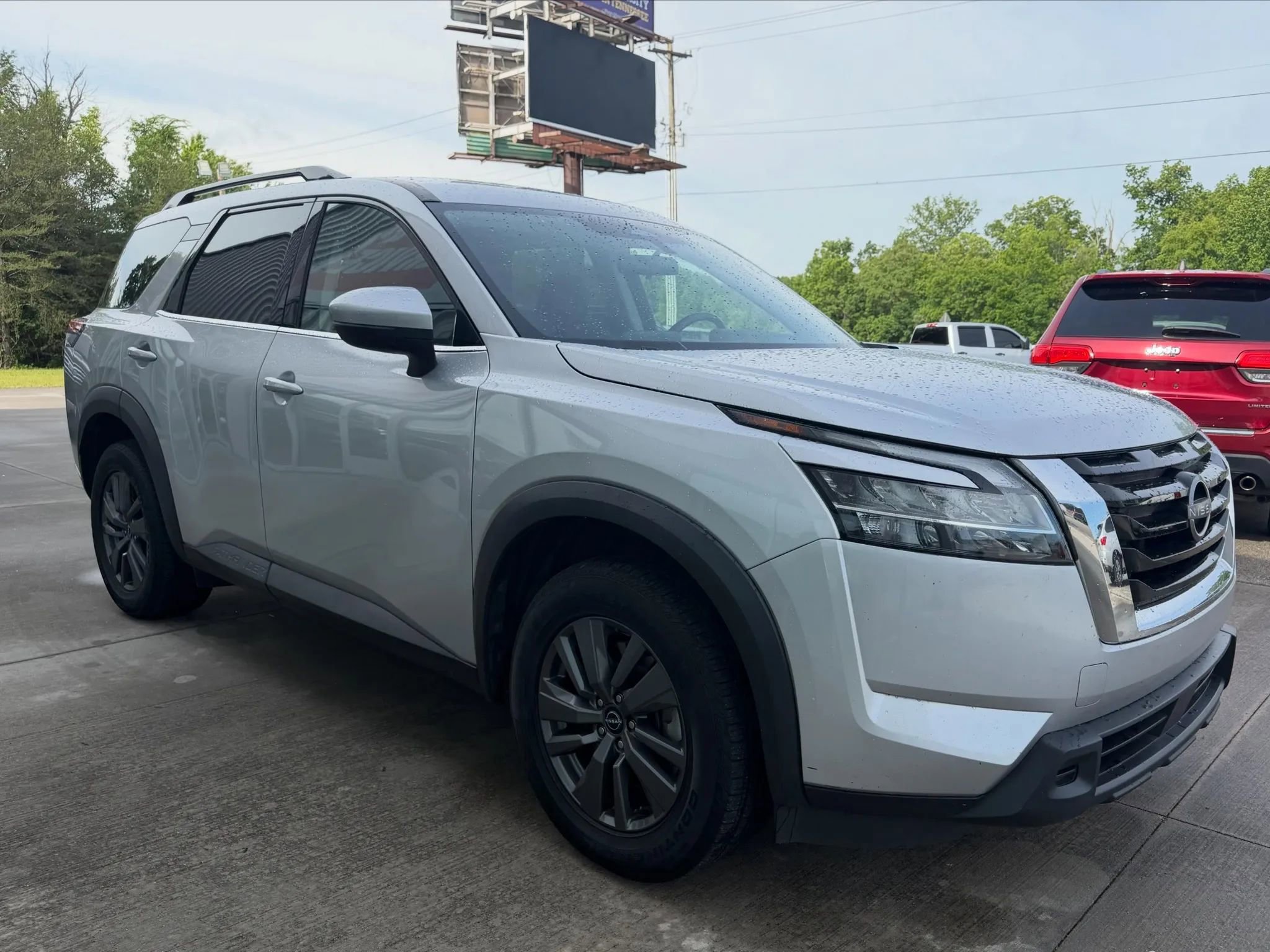 Used 2022 Nissan Pathfinder SV AWD/4WD image 3
