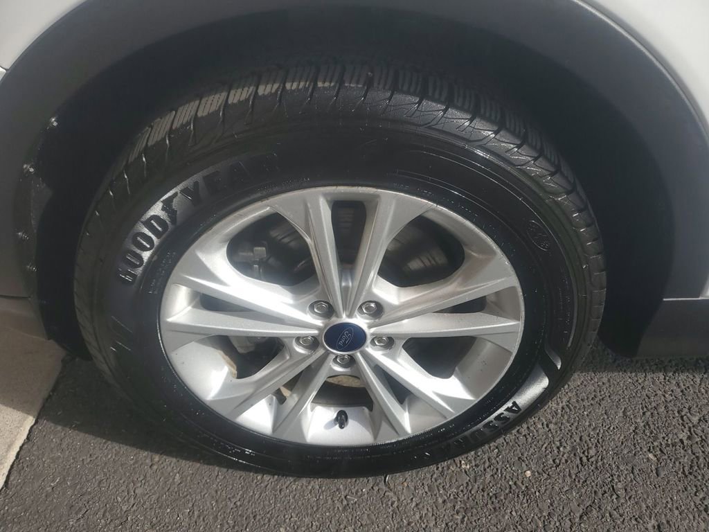 Used 2017 Ford Escape SE image 9