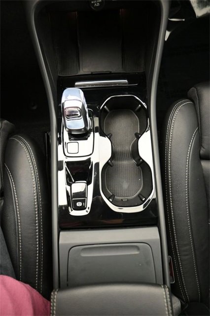 Used 2024 Volvo XC40 B5 Plus image 10