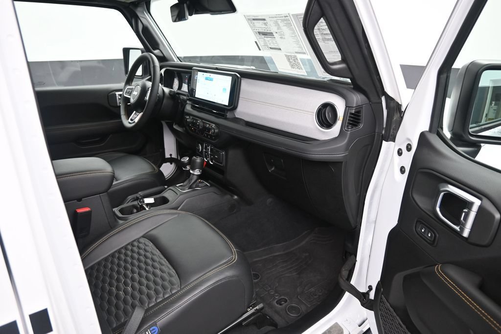 Used 2024 Jeep Wrangler Unlimited Sahara w/ Technology Group AWD/4WD image 38