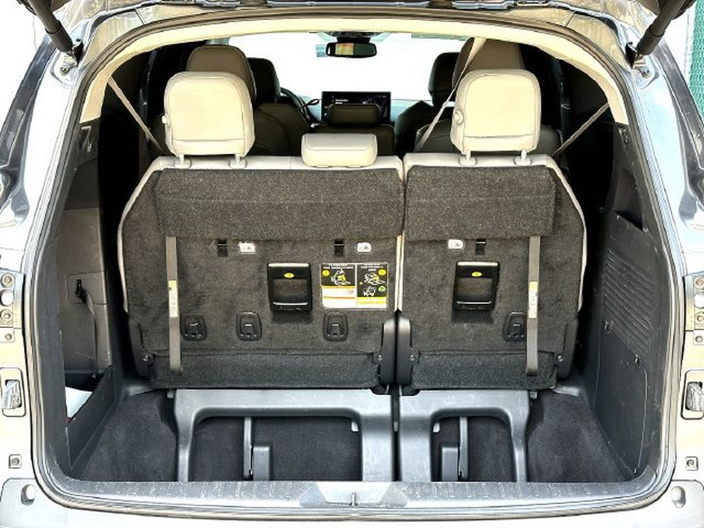 Used 2025 Toyota Sienna XLE FWD image 32