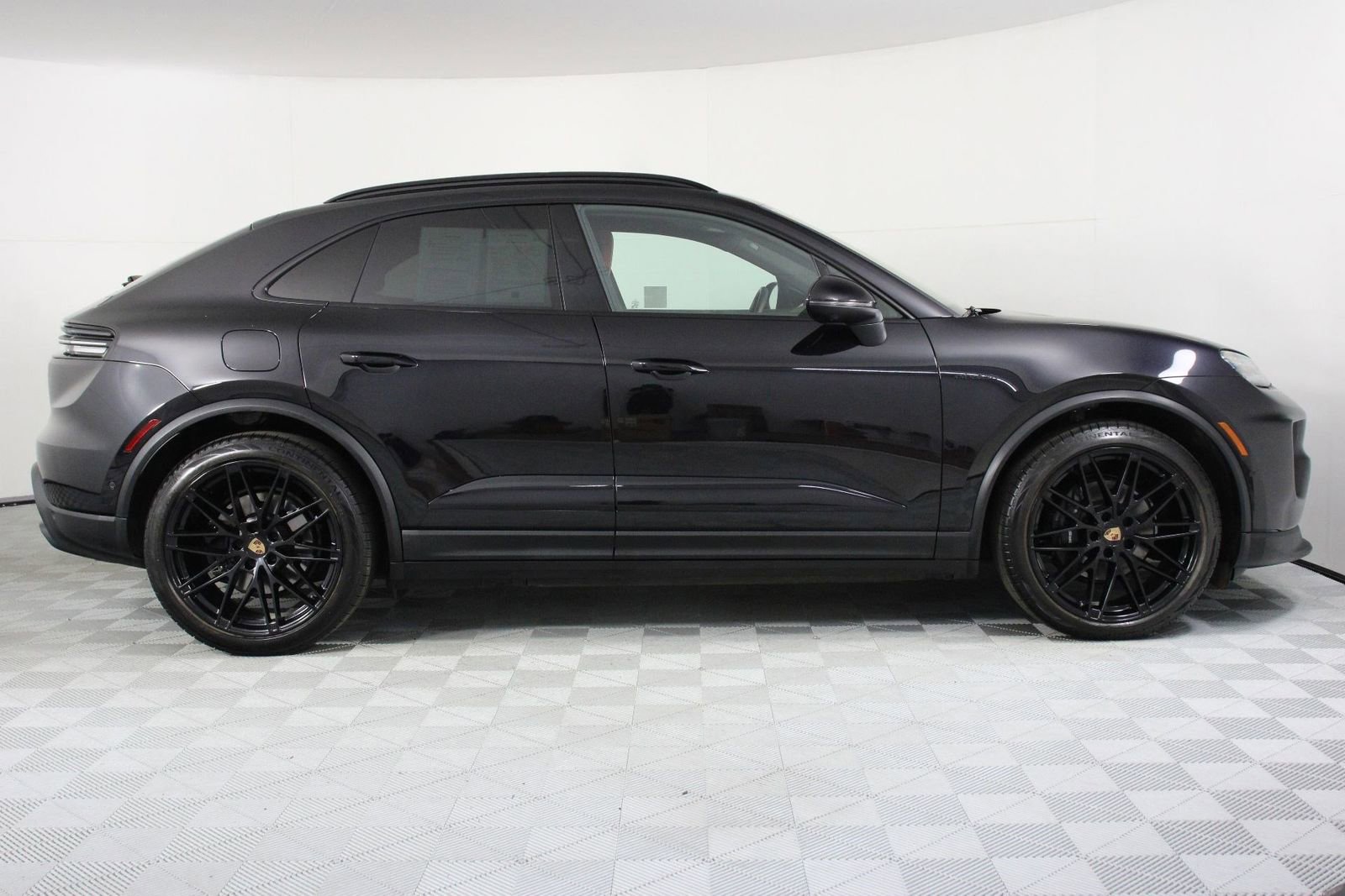 Certified 2025 Porsche Macan 4 Electric image 8