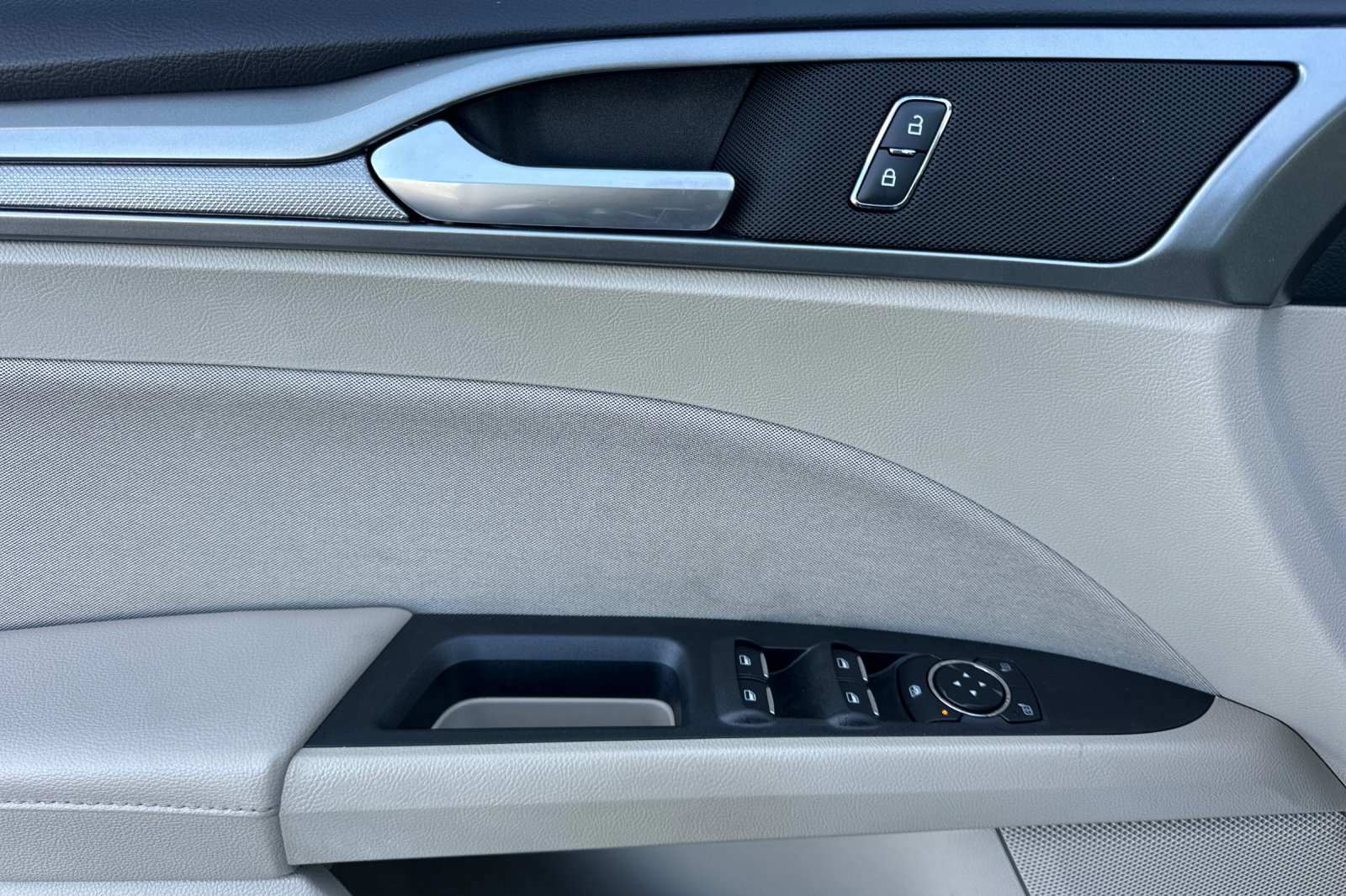 Used 2020 Ford Fusion SE image 11