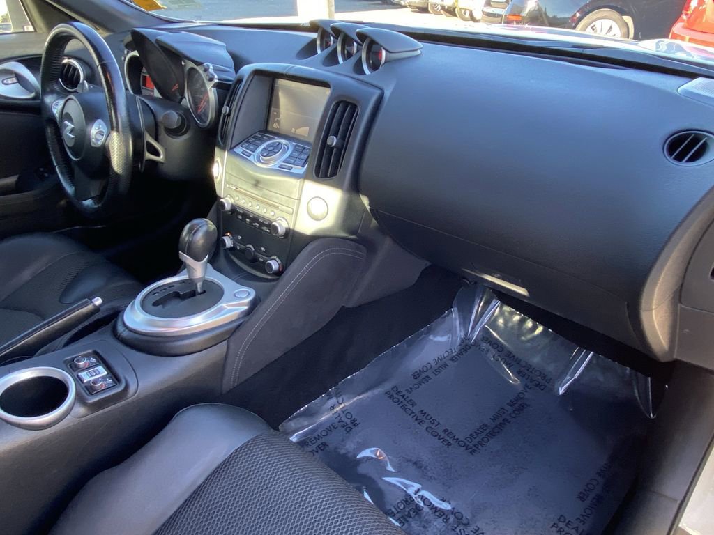 Used 2016 Nissan 370Z Touring image 10