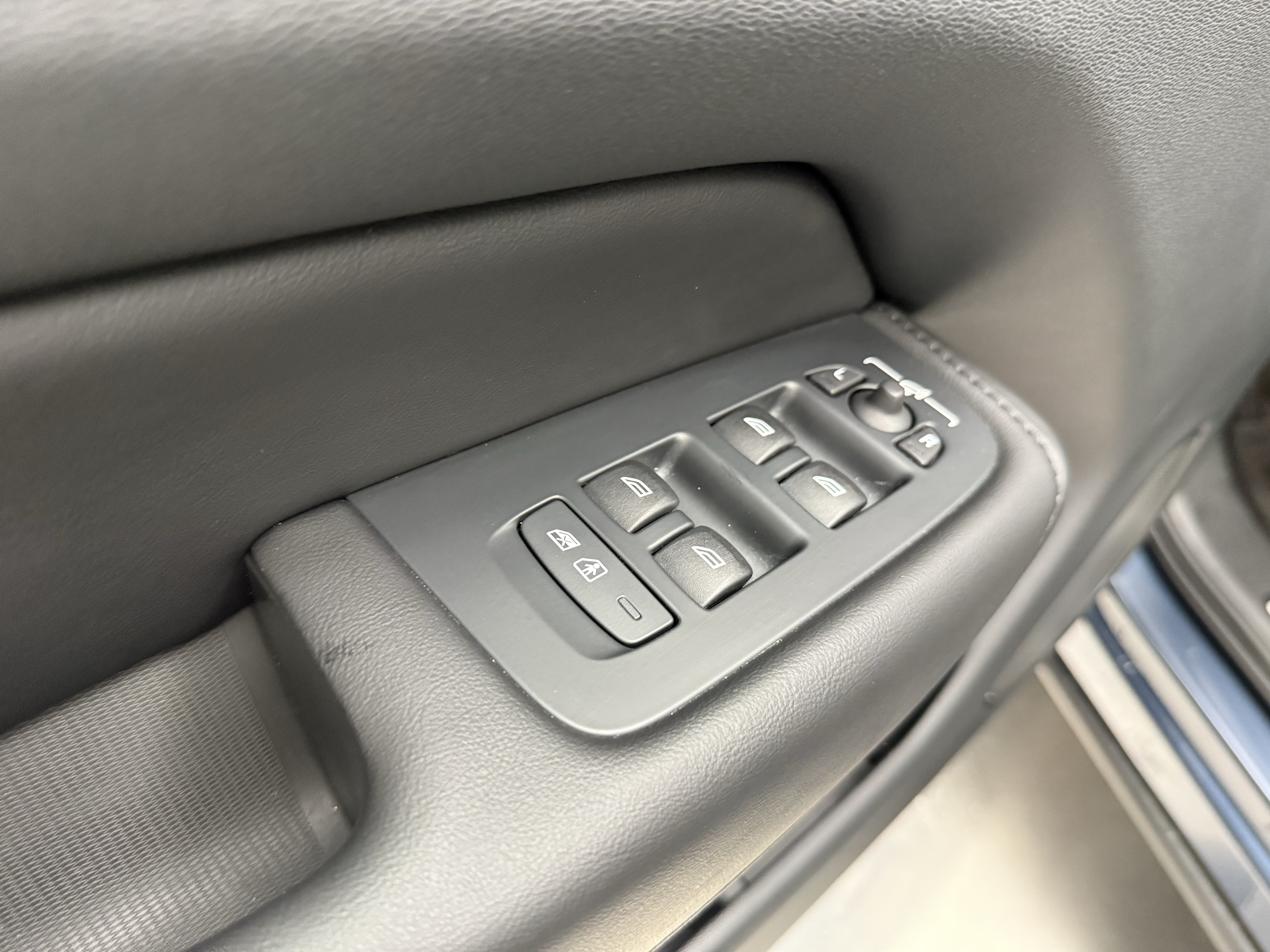 Certified 2024 Volvo XC60 B5 Plus AWD/4WD image 11
