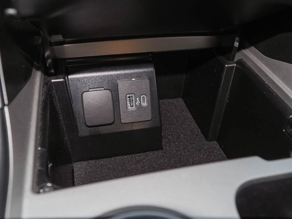 Used 2023 Ford Explorer XLT image 16