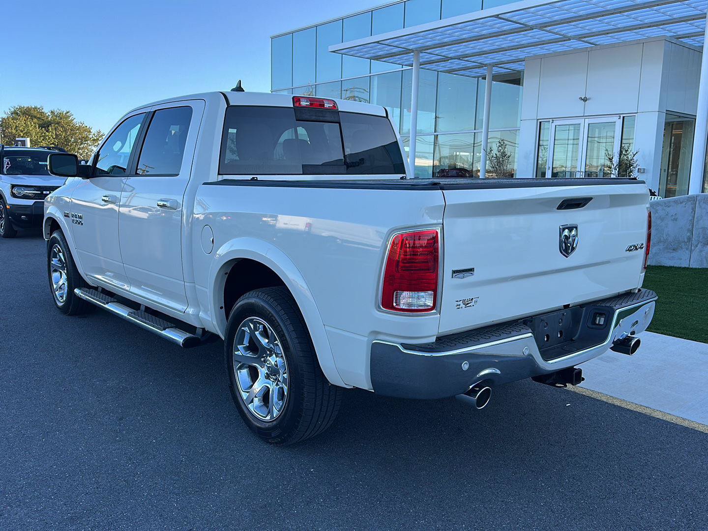 Used 2017 RAM 1500 Laramie w/ Convenience Group AWD/4WD image 7