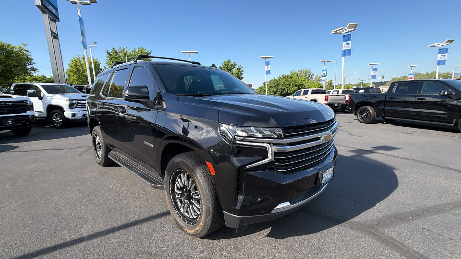 Used 2022 Chevrolet Tahoe LT w/ Luxury Package AWD/4WD image 3