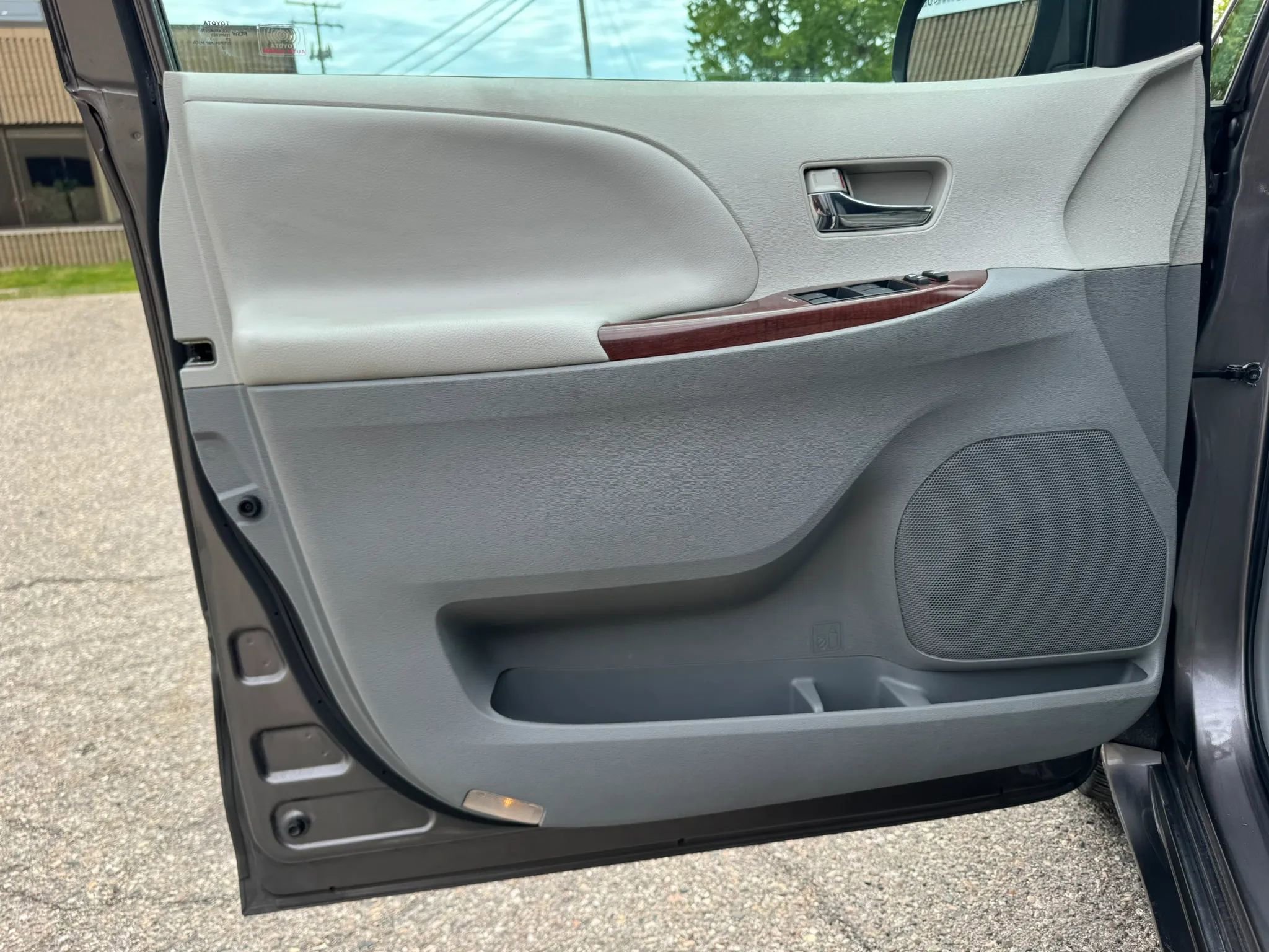 Used 2013 Toyota Sienna XLE FWD image 27