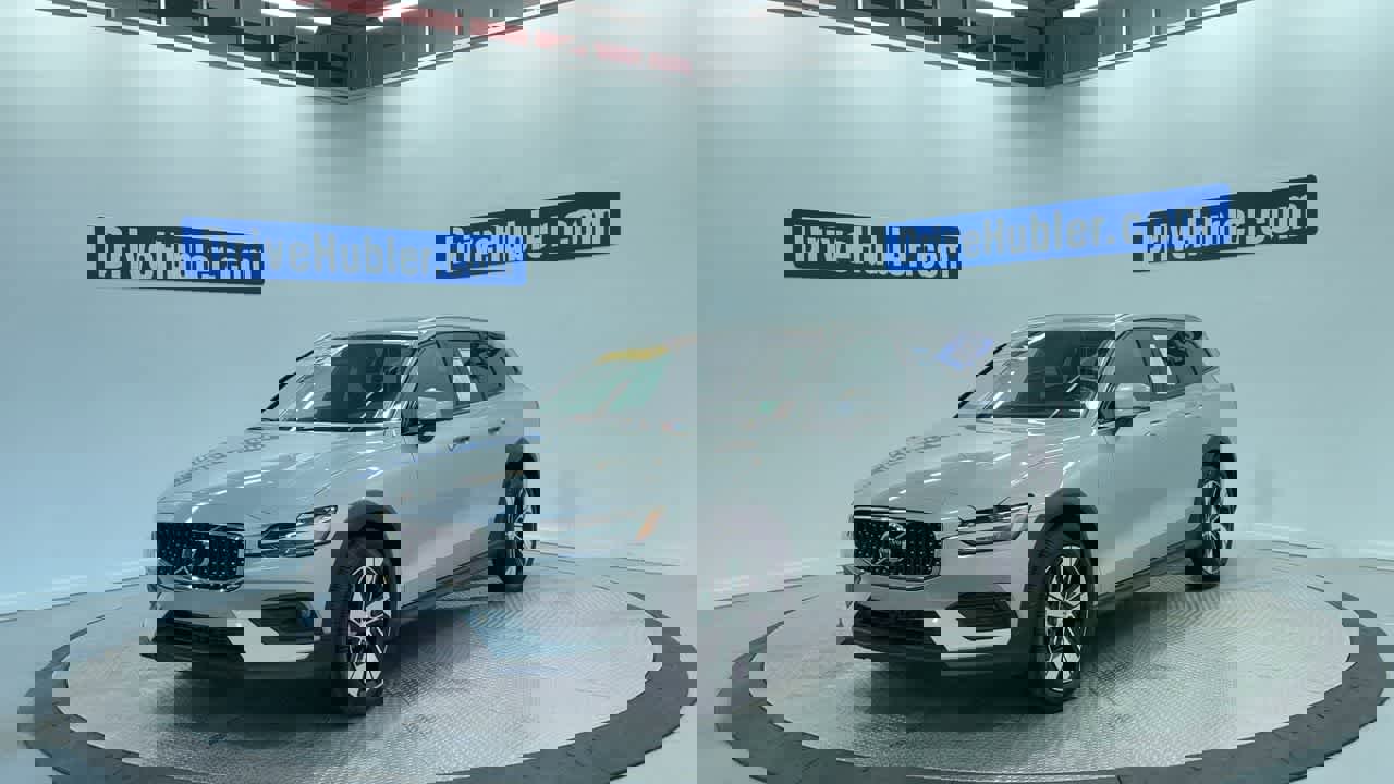 Used 2025 Volvo V60 B5 Cross Country Plus image 3