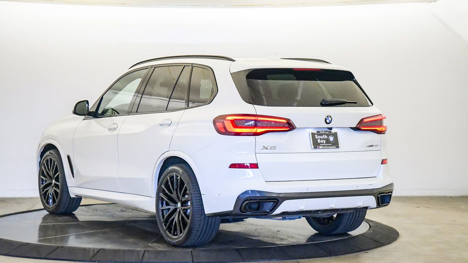 Certified 2022 BMW X5 sDrive40i w/ M Sport Package image 2