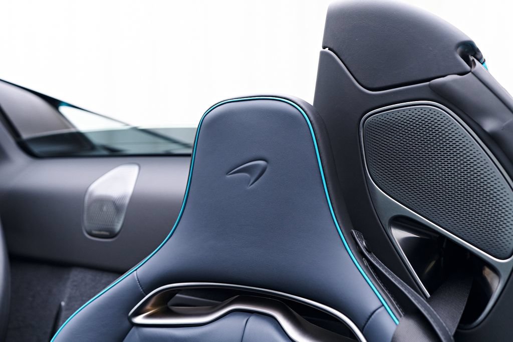 Used 2025 McLaren Artura Spider RWD image 20