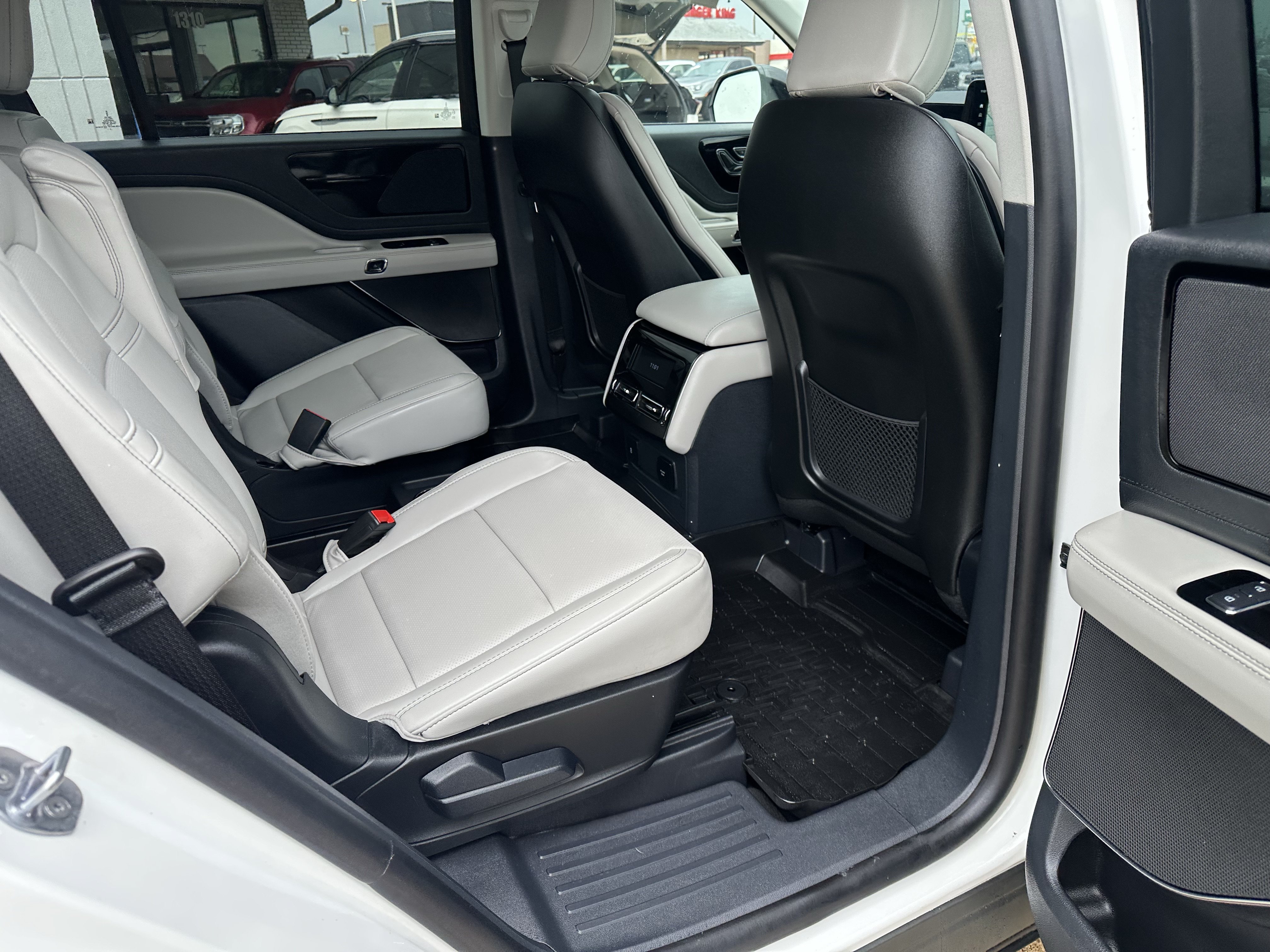 Used 2026 Lincoln Aviator AWD w/ Jet Appearance Package image 13