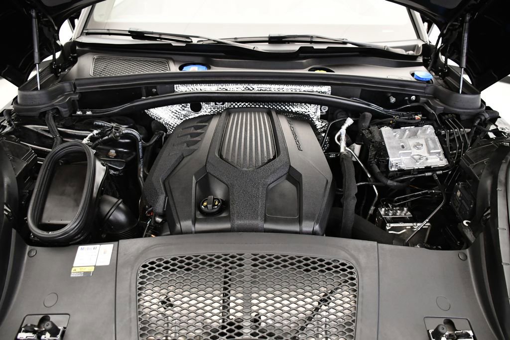 Certified 2023 Porsche Macan Turbo image 13
