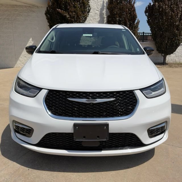 Used 2024 Chrysler Pacifica Touring-L FWD image 8