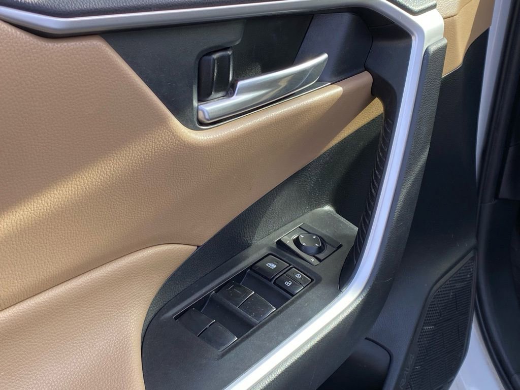 Used 2019 Toyota RAV4 XLE w/ Convenience Package image 12