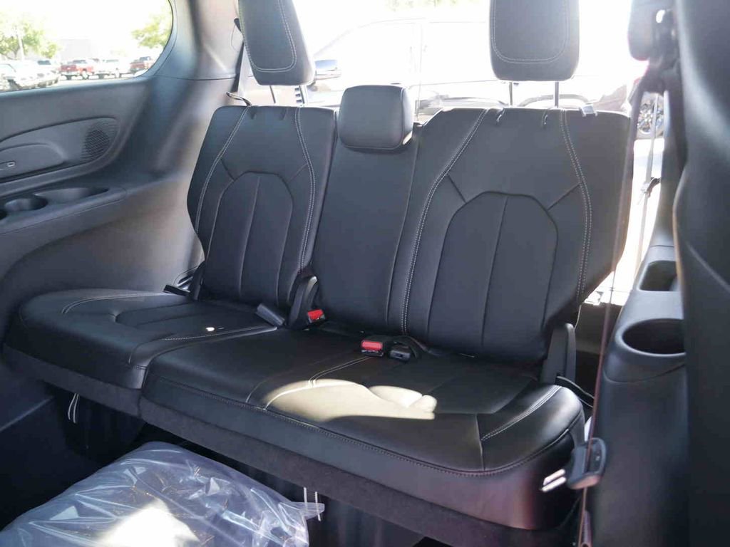 New 2026 Chrysler Pacifica Select image 13