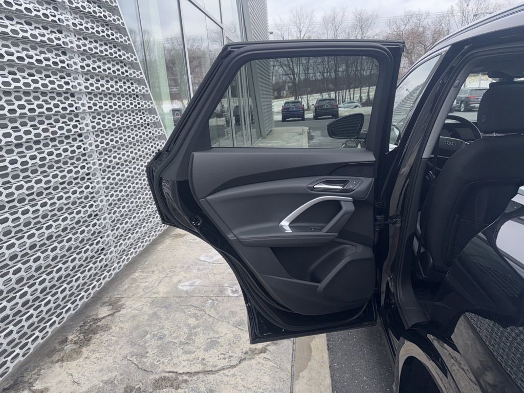 Used 2025 Audi Q5 Premium w/ Convenience Package image 21