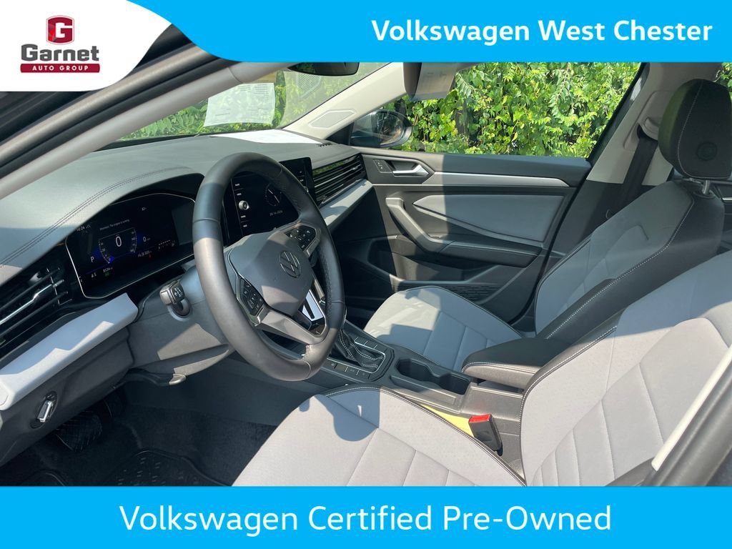 Certified 2025 Volkswagen Jetta SE w/ Black Wheel Package FWD image 10