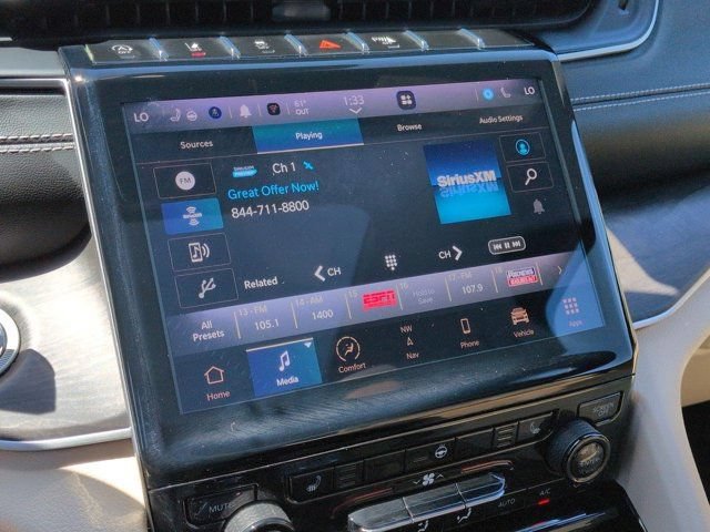 Used 2023 Jeep Grand Cherokee Limited AWD/4WD image 12