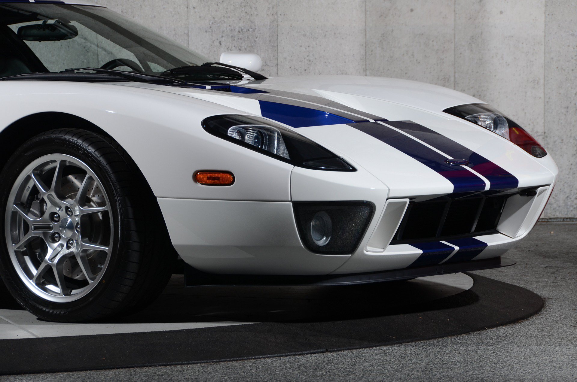 Used 2006 Ford GT RWD image 18