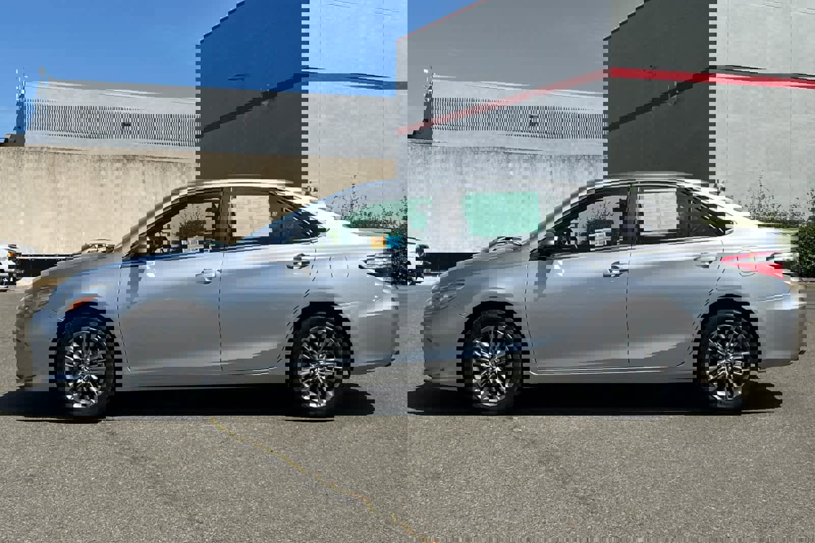 Used 2015 Toyota Camry SE w/ Moonroof Package image 9