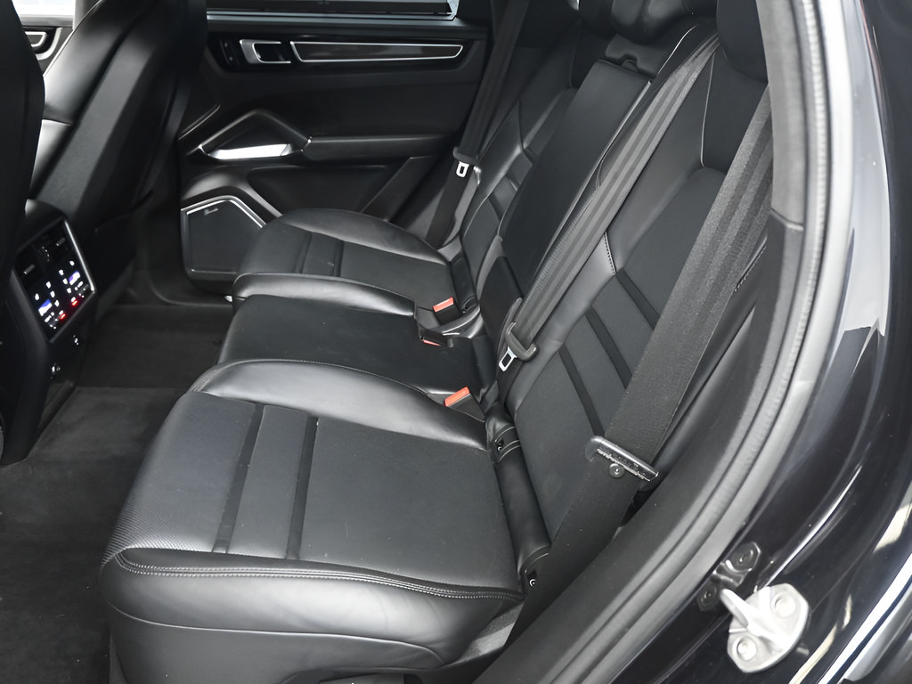 Certified 2022 Porsche Cayenne Turbo S AWD/4WD image 7