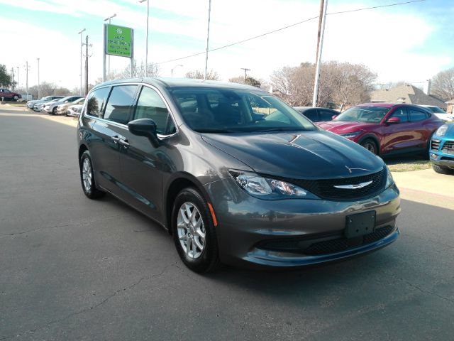 Used 2023 Chrysler Voyager LX FWD image 4