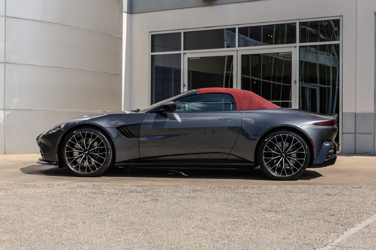 Used 2023 Aston Martin V8 Vantage Roadster RWD image 21