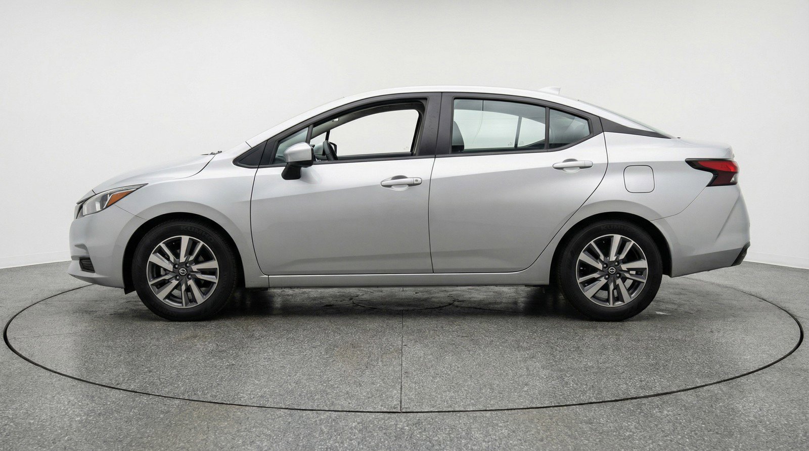 Used 2025 Nissan Versa SV image 5