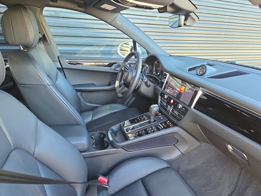 Certified 2025 Porsche Macan image 18