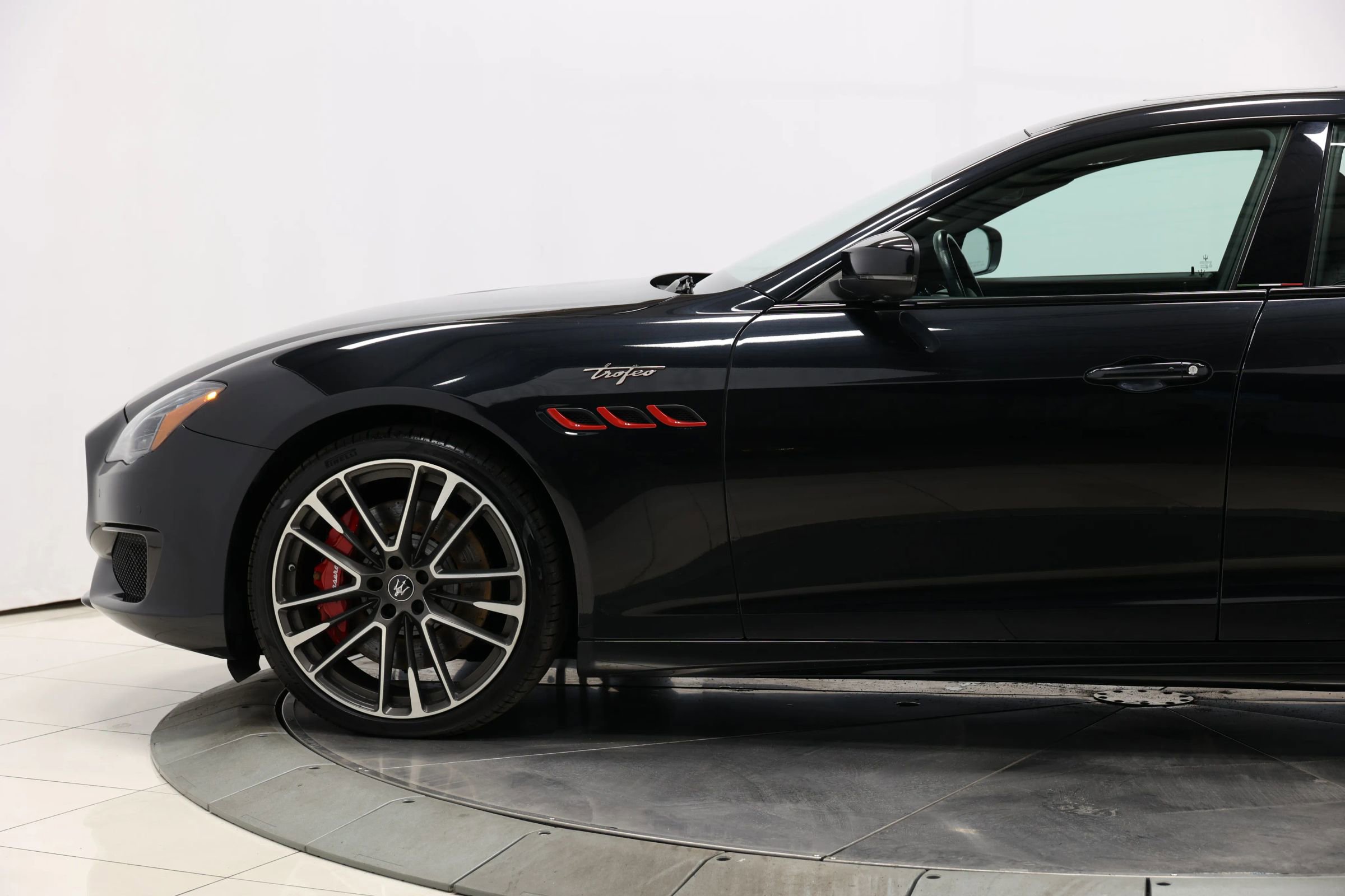 Used 2022 Maserati Quattroporte Trofeo image 6