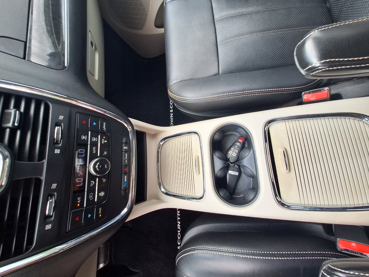 Used 2015 Chrysler Town & Country Touring-L w/ Driver Convenience Group image 25