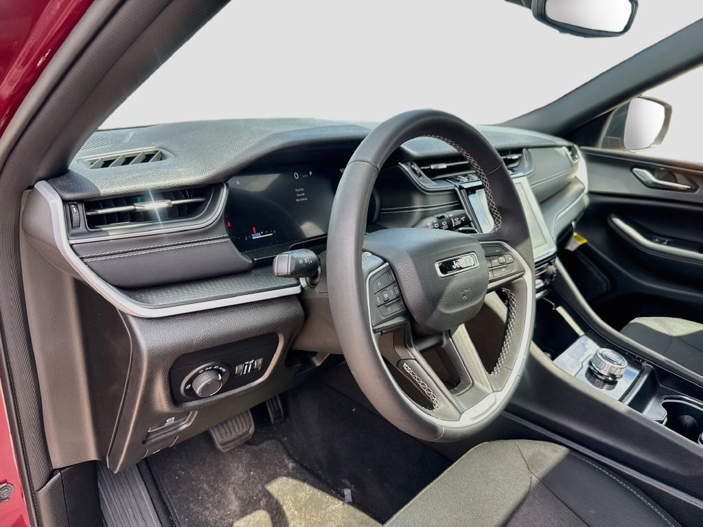 Used 2024 Jeep Grand Cherokee Laredo X AWD/4WD image 10