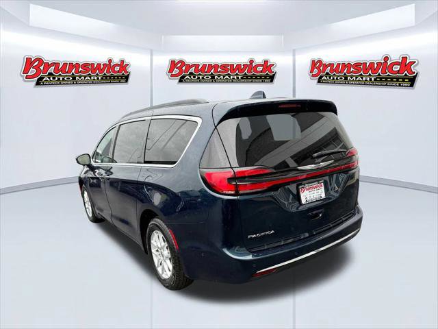 Certified 2022 Chrysler Pacifica Touring-L w/ Uconnect Theater Family Group image 6