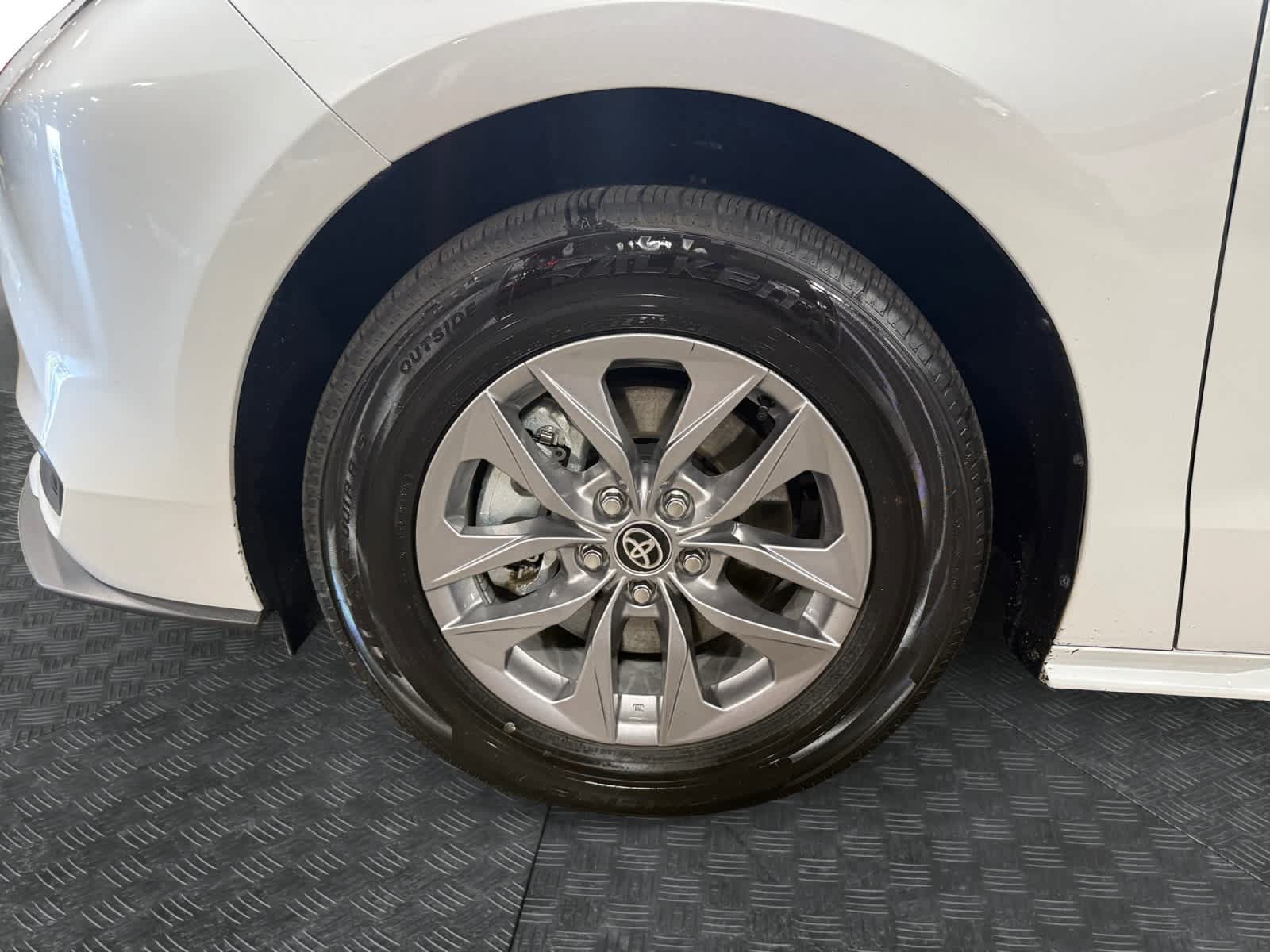 Used 2026 Toyota Sienna XLE FWD image 15