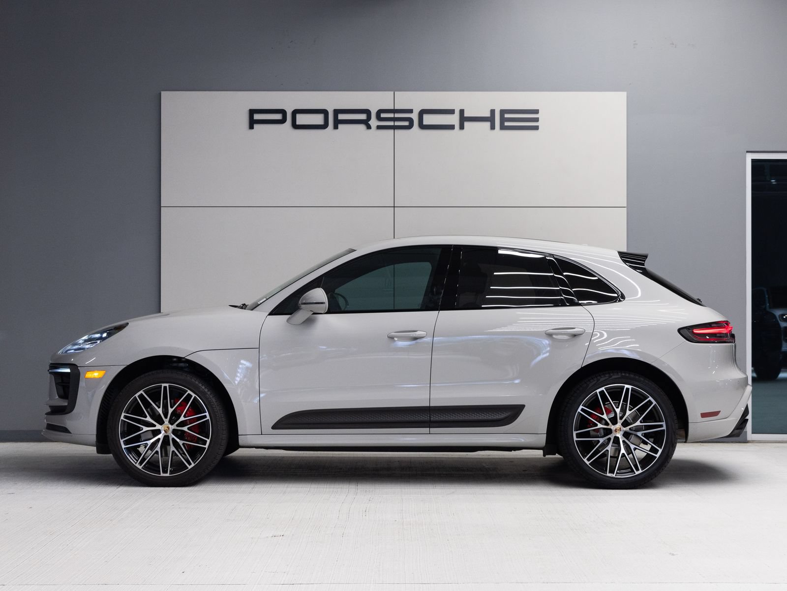 Certified 2023 Porsche Macan S AWD/4WD image 2